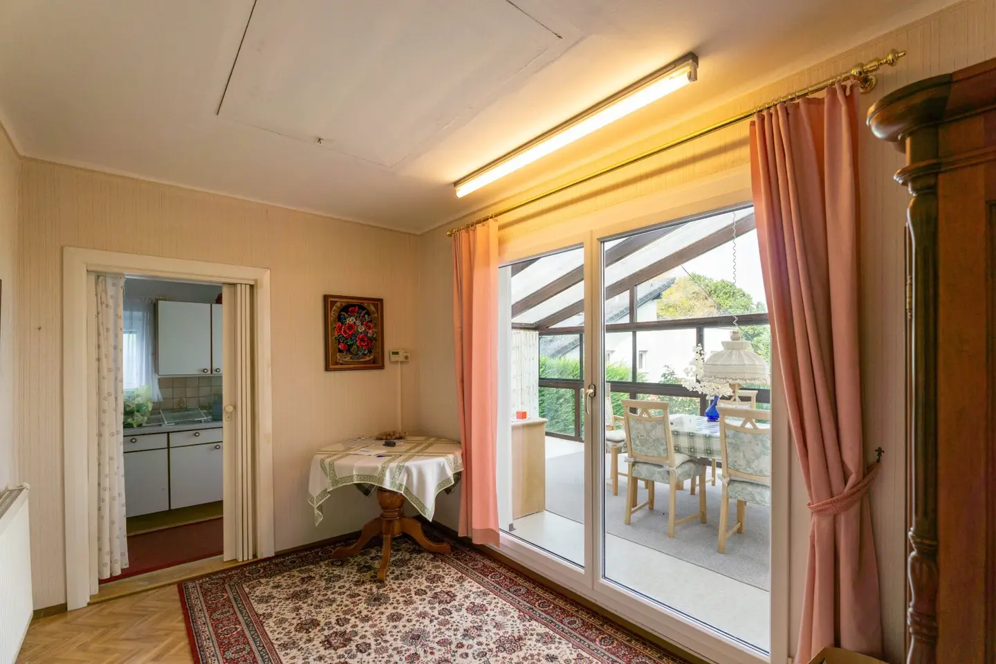 Durchgangszimmer mit Zutritt zum Wintergarten