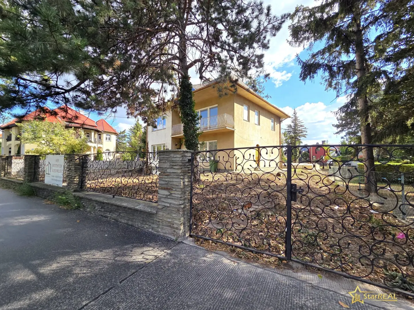Top infrastructure! Single-family house in need of renovation with cellar and garage. 271 m² usable area. 560 m² plot