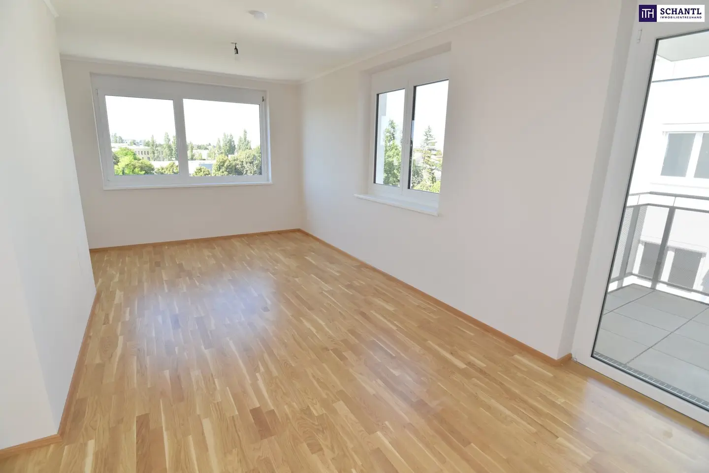 DER MARKHOF - Singles and couples take note. Bright first occupancy apartment with fine loggia.