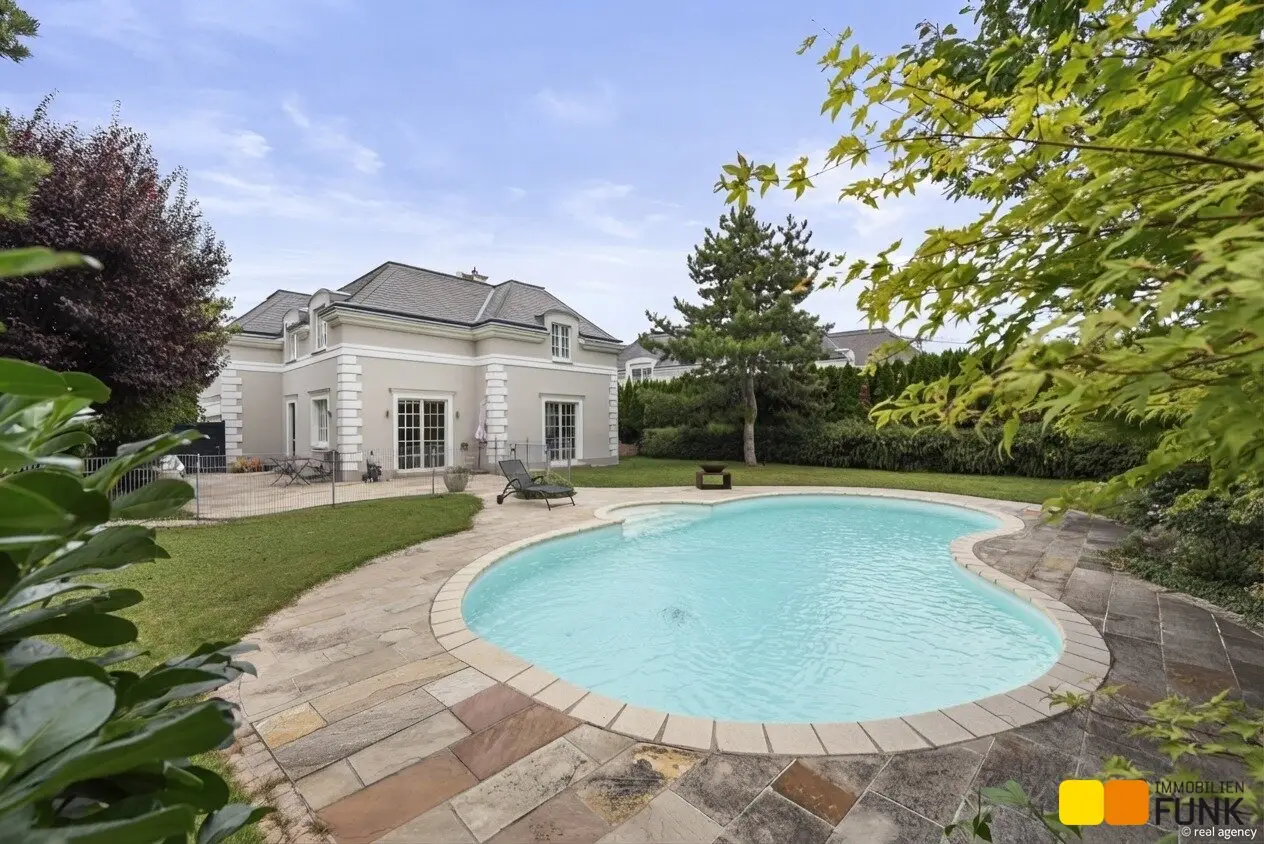 FONTANA: wonderful detached house with garden and pool