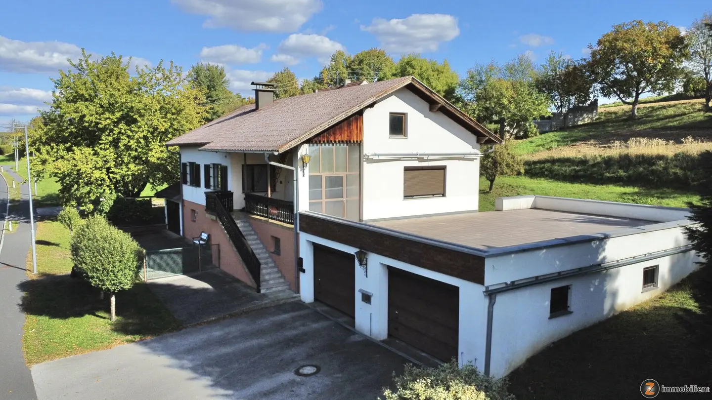Unterkellertes Einfamilienhaus mit Nebengebäude und Garagen