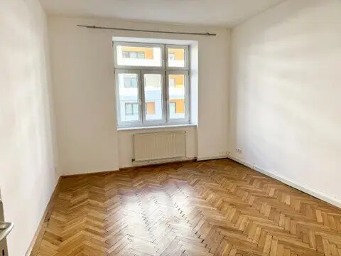 Helle Altbauwohnung in guter Lage mit Balkonmöglichkeit ( 12m2)