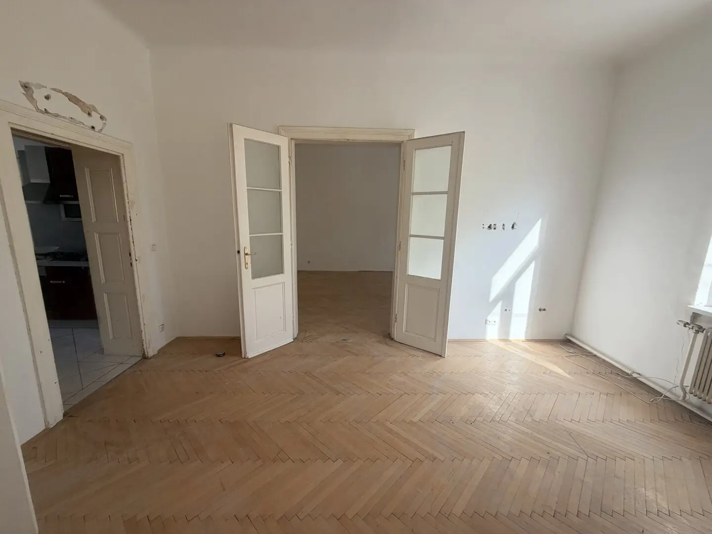 Sanierungsbedürftige Altbauwohnung in einem Jahrhundertwendehaus