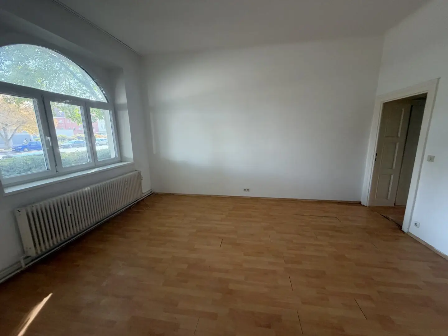 Sanierungsbedürftige Altbauwohnung mit Garten
