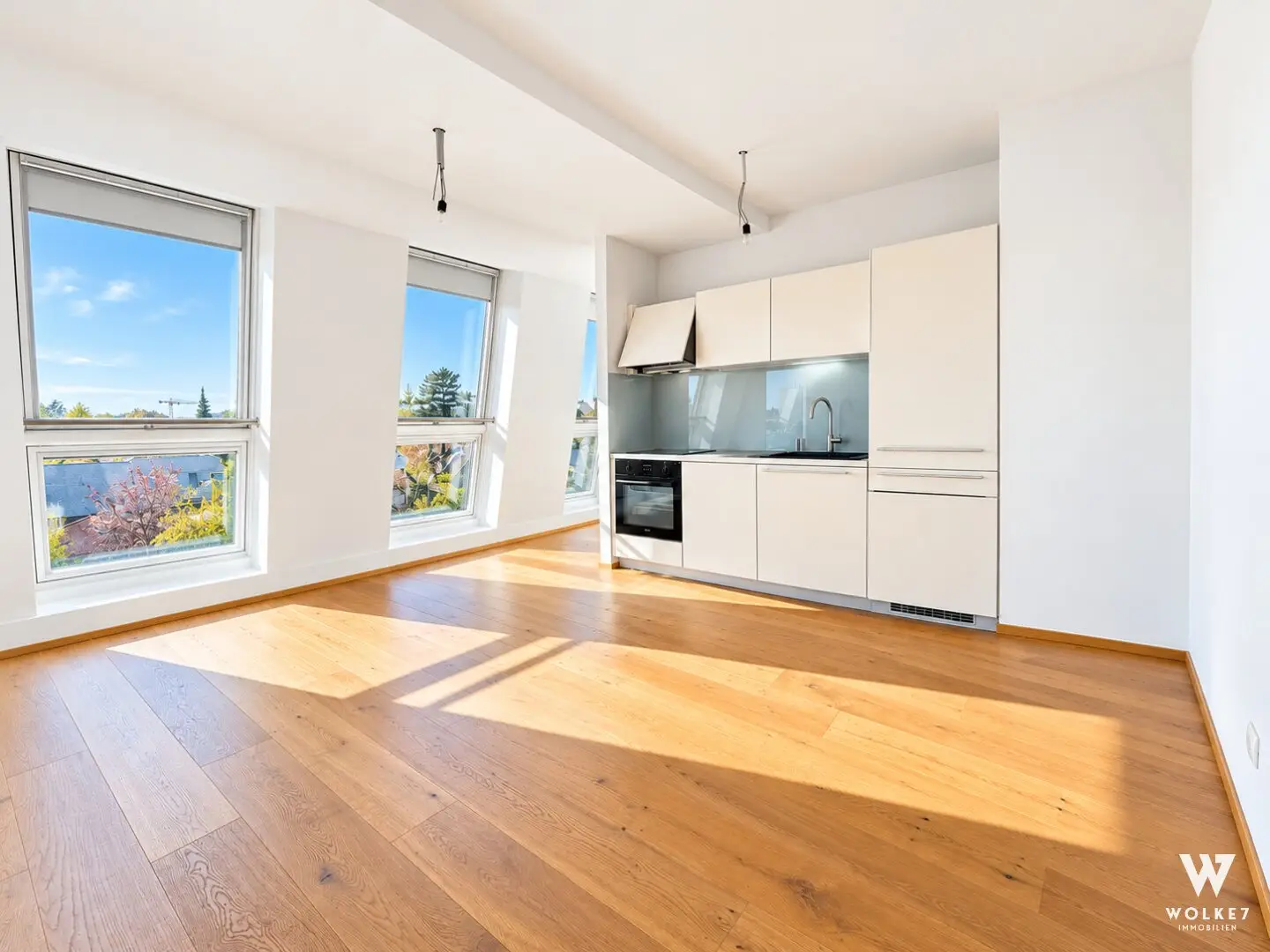 High-quality equipped attic apartment with south balcony in quiet location: view of greenery | U1 proximity | air conditioning | top condition