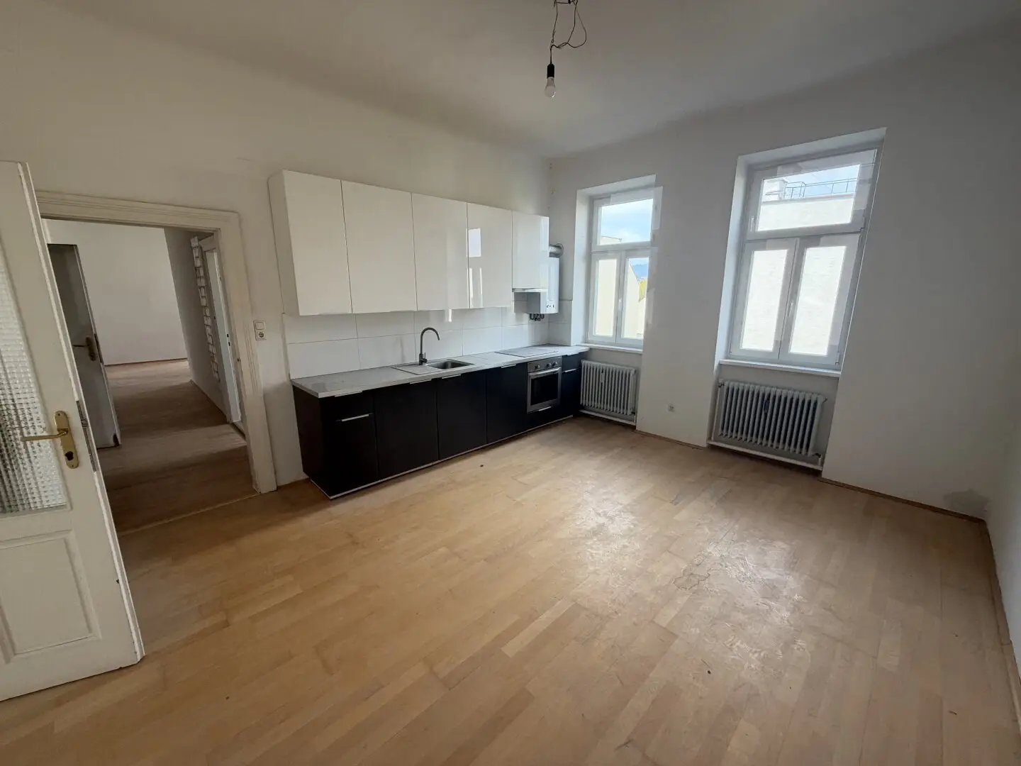 Sanierungsbedürftige Altbauwohnung mit 5 Zimmer