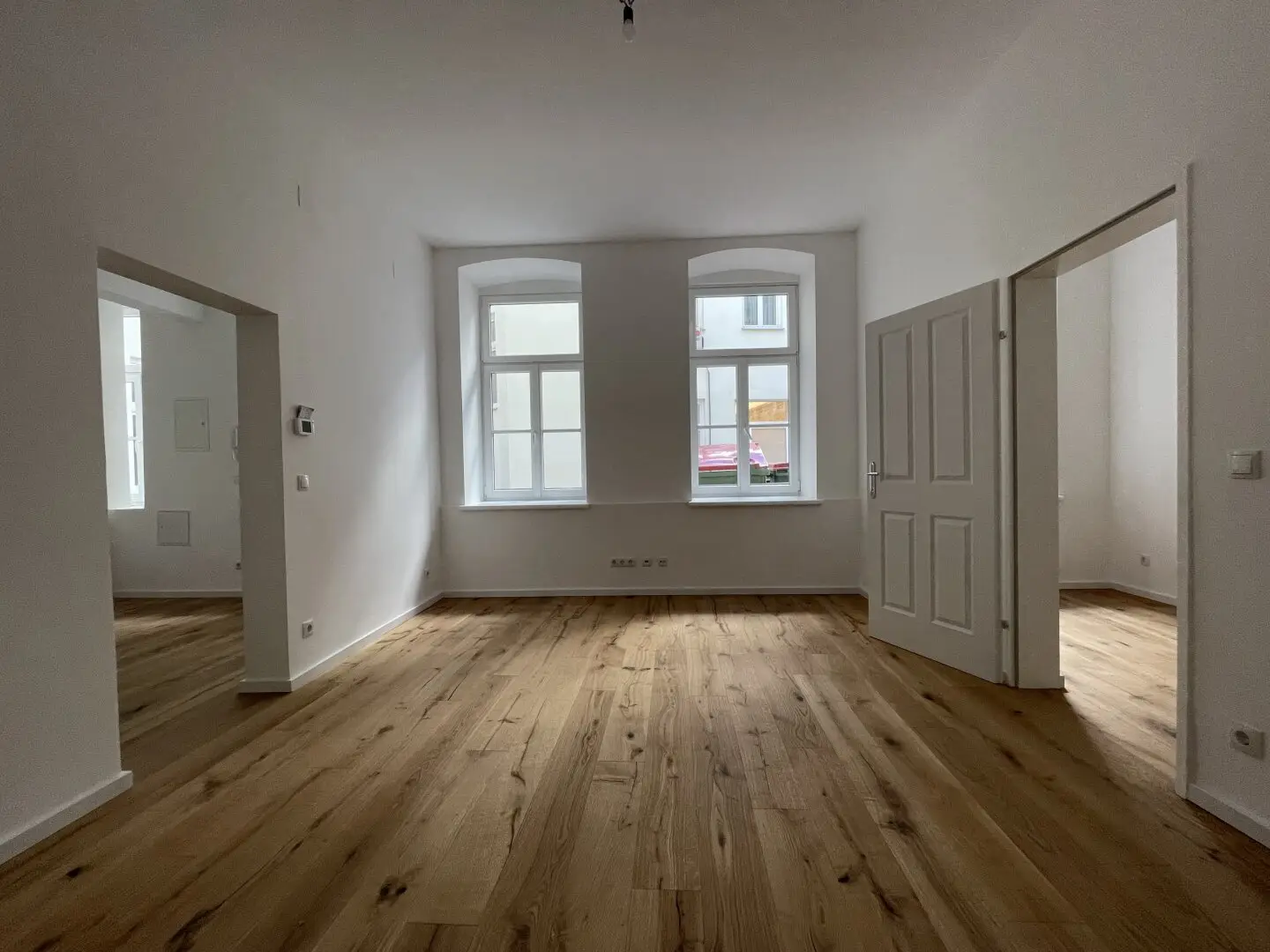Work and living well combined : Smart 2-room period apartment with large storage