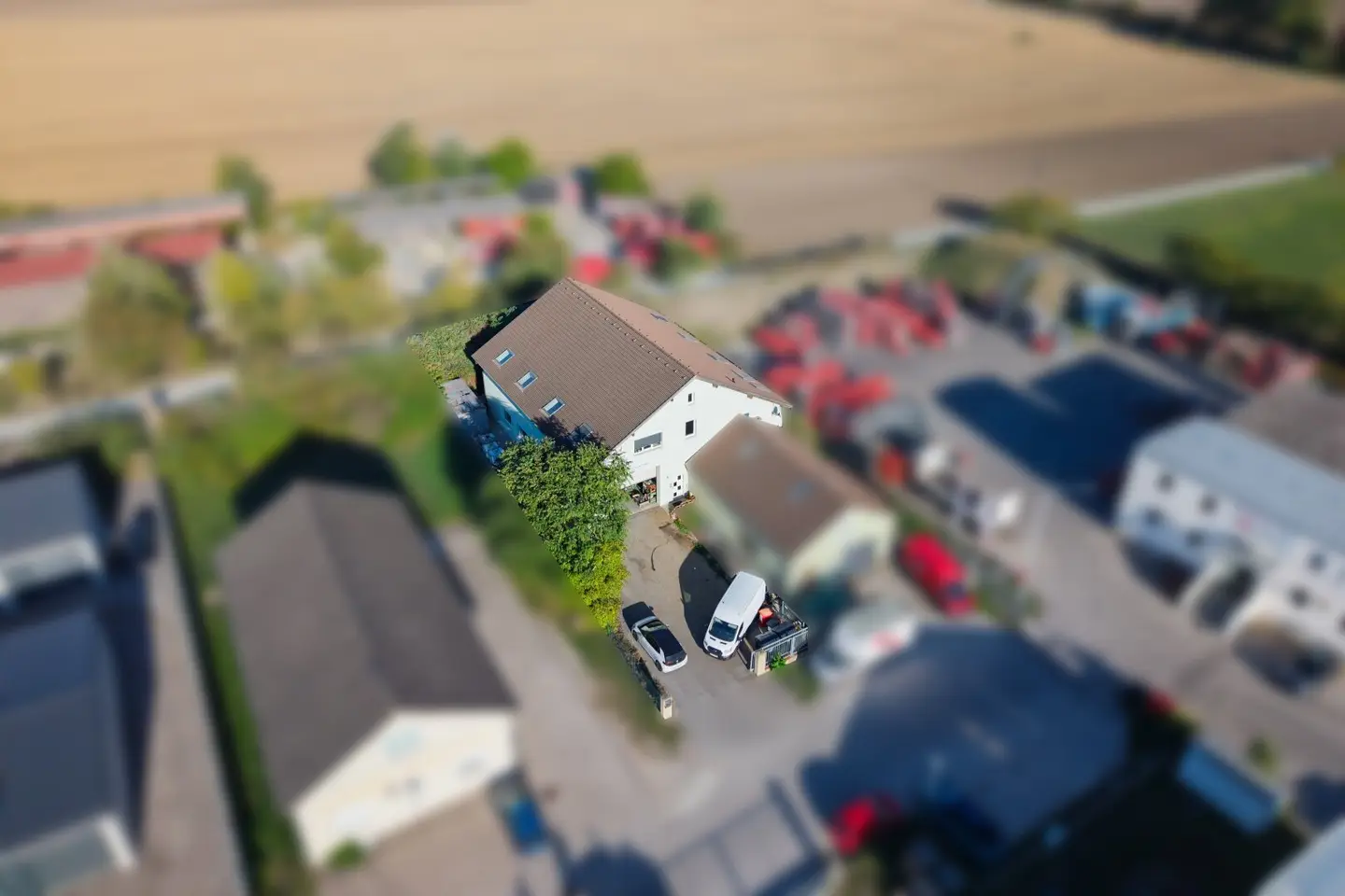 Gepflegte Gewerbehalle mit Büros und Abstellflächen