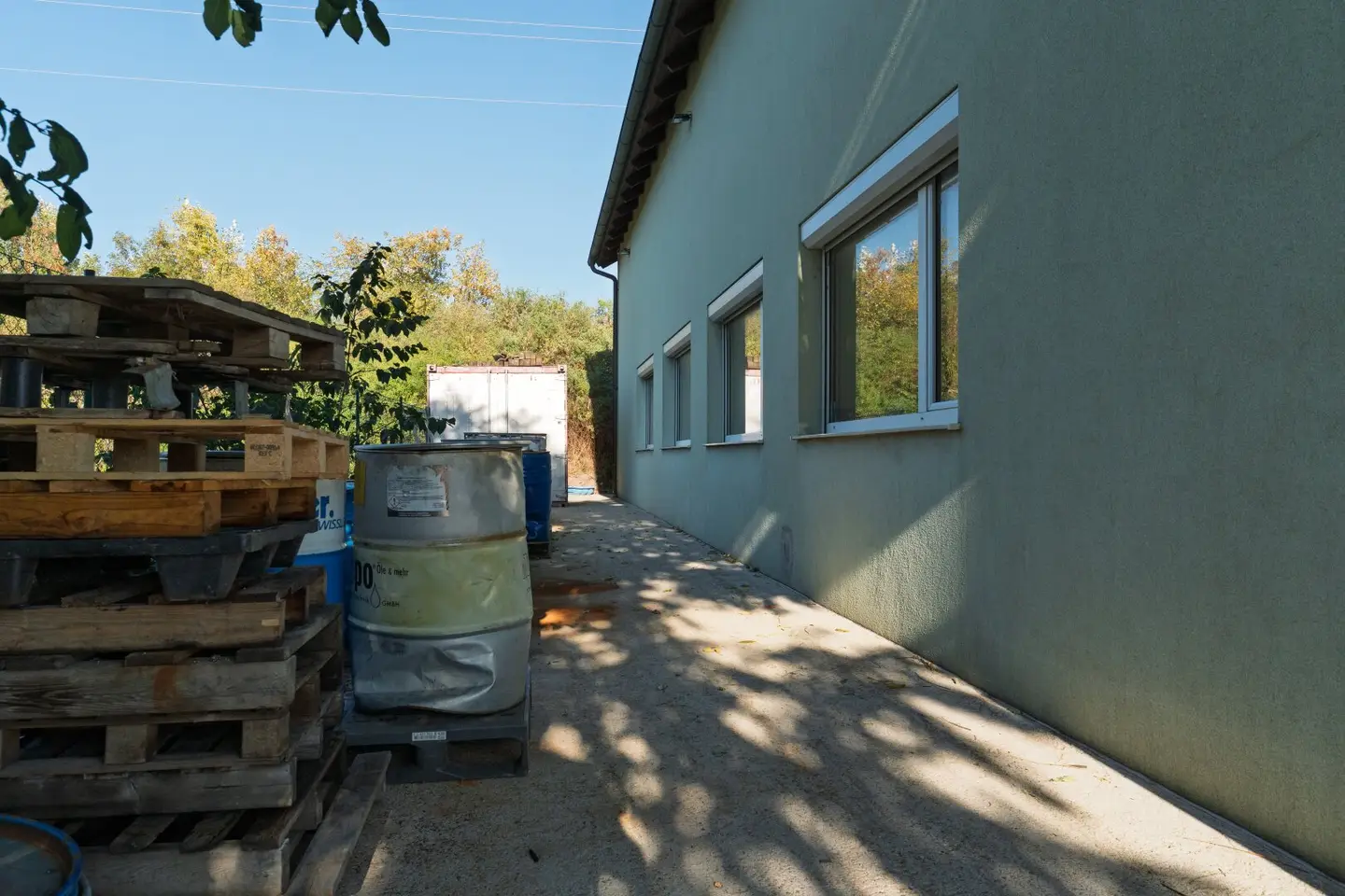 seitlich der Betriebshalle