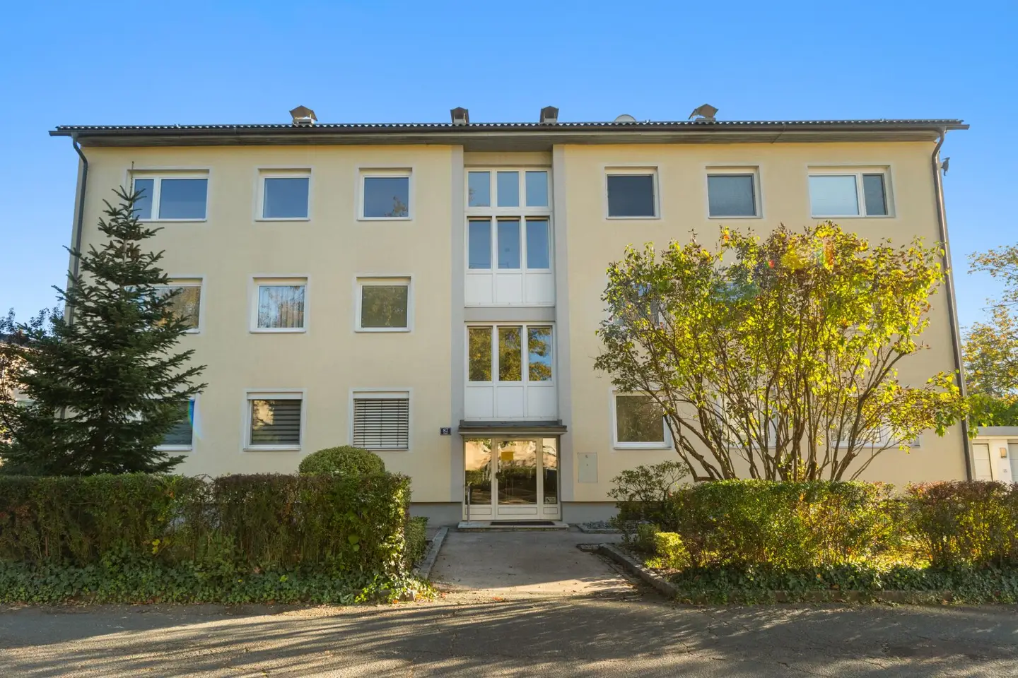HELL, GEPFLEGT &amp; SÜDSEITIG 4 ZIMMER MIT LOGGIA in perfekter Infrastruktur!
