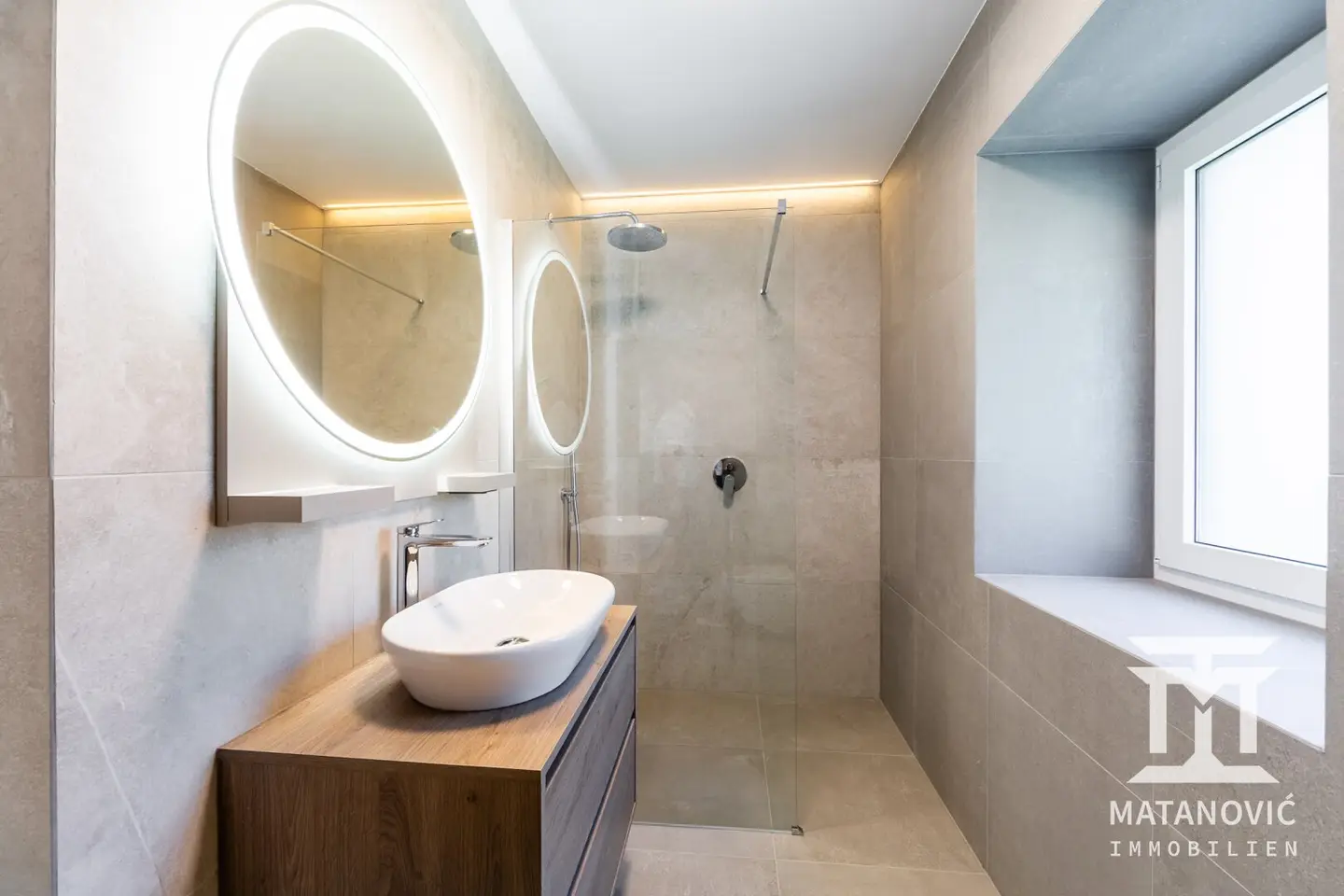 Badezimmer mit Dusche