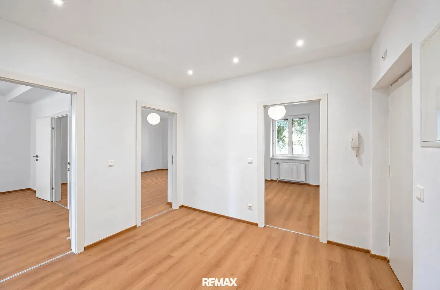 OFFICE/ PRACTICE | MODERNLY RENOVATED | INCLUDING CAR PARKING SPACE