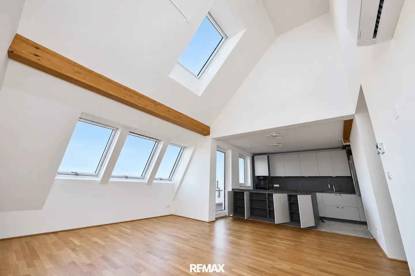 Exclusive penthouse with terrace and panoramic view and private photovoltaic system! Underfloor heating and cooling, air conditioning!