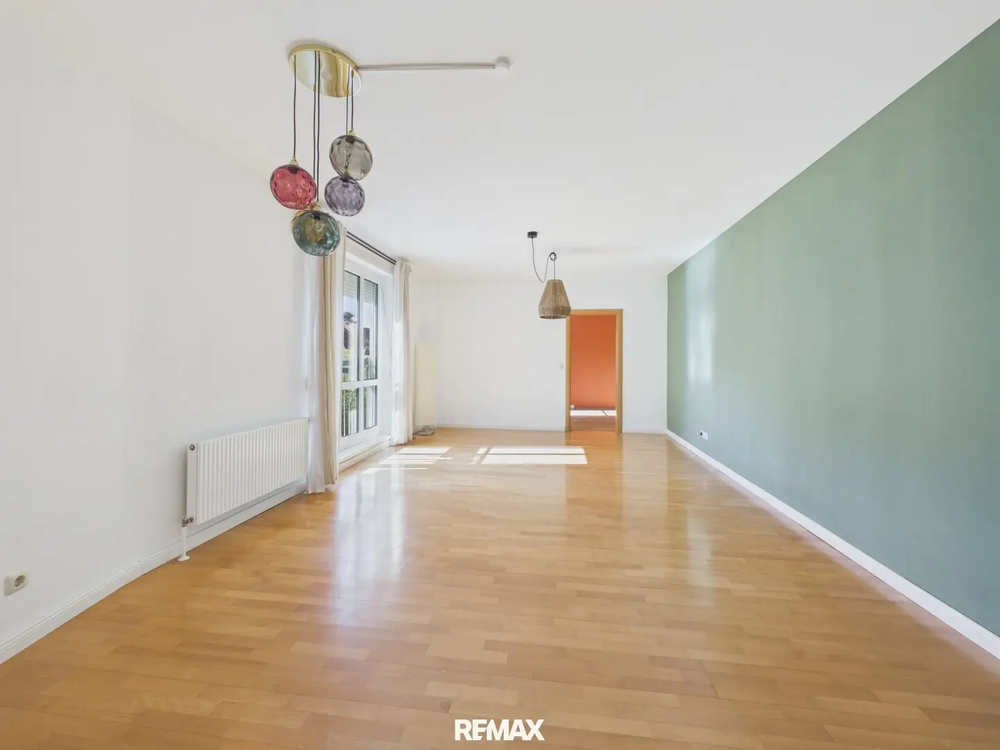 Quiet living, central life, Bright 4-room apartment with underground parking space near Vienna