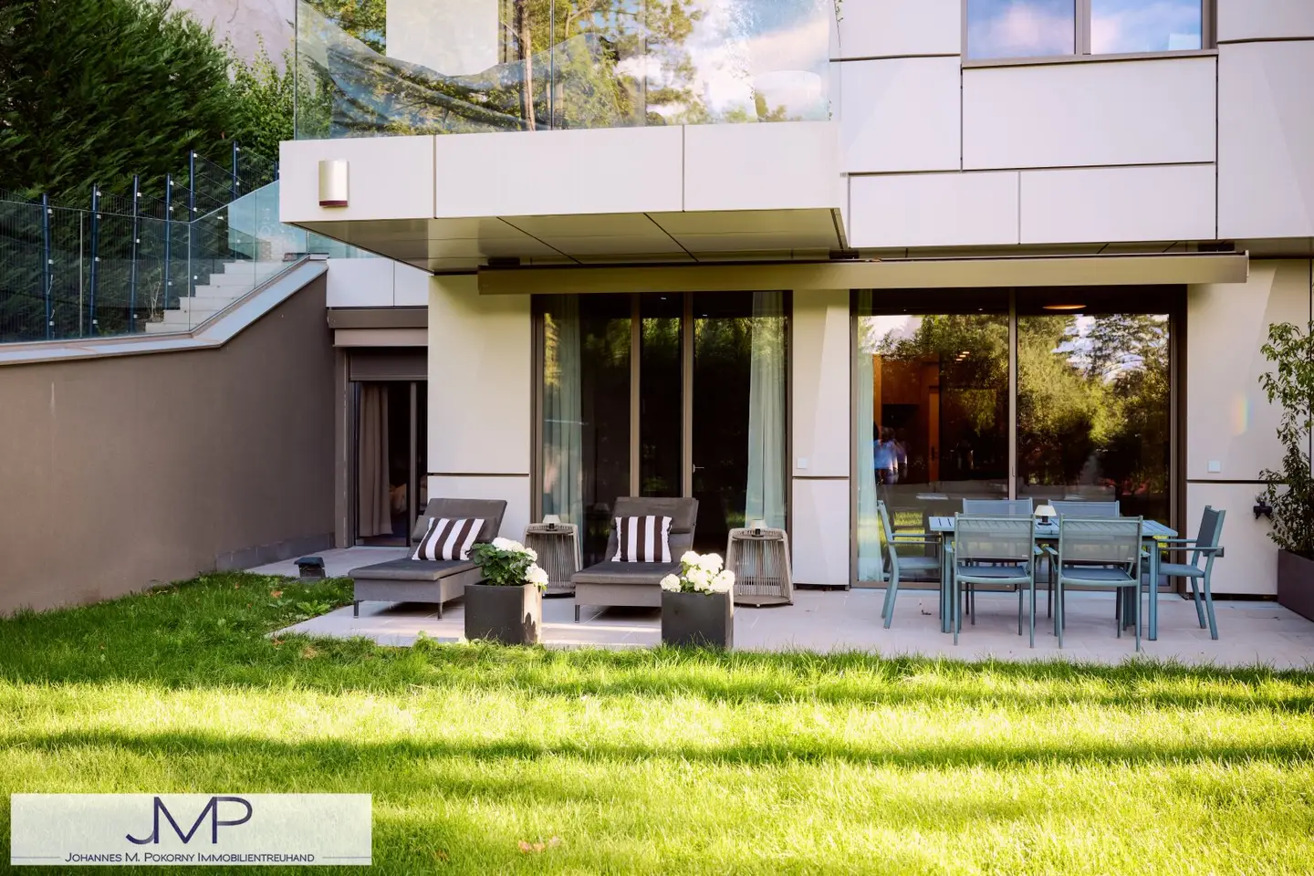 Moderne 3 Zimmerwohnung mit Eigengarten und großem Outdoor-Pool!