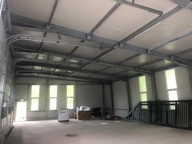 Modern loftwohnung in business park with workshop potential