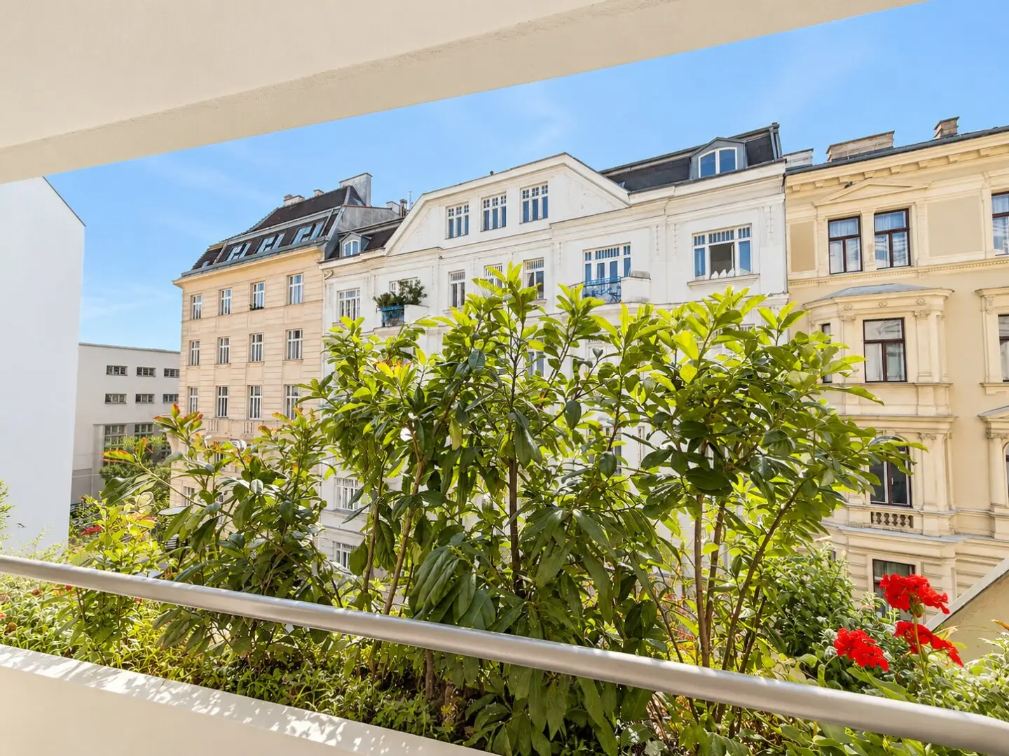Stylish maisonette on three levels – 3 rooms with loggia near Rochusmarkt