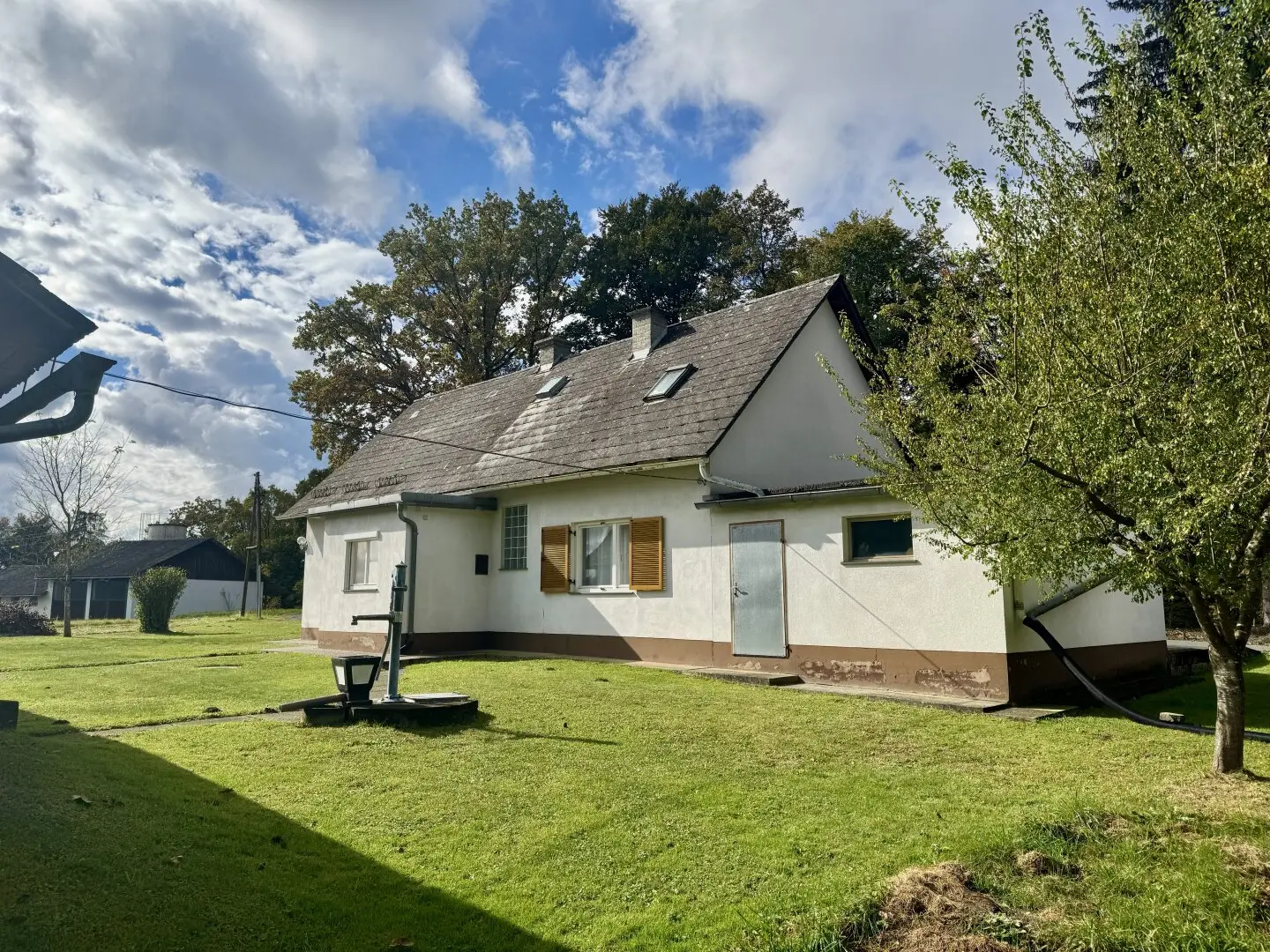 A small farmhouse, a large piece of freedom – nature paradise with approx. 6.800 m² plot at the forest edge! An original farmhouse with outbuilding, earth cellar, lots of meadow and forest right on the doorstep