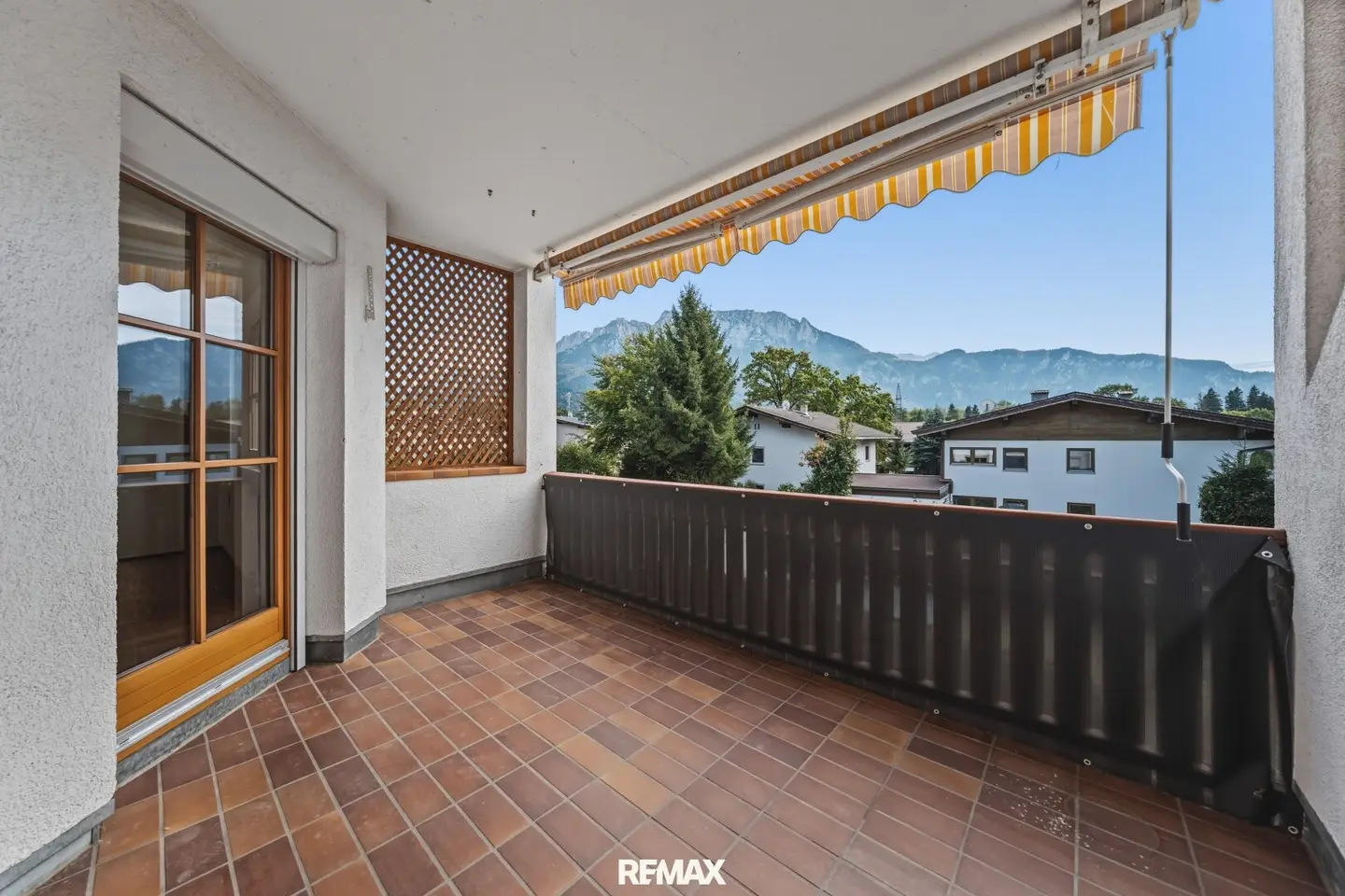 Living with Mountain View: 3-room Rental Apartment with 2 Balconies and Underground Parking Space