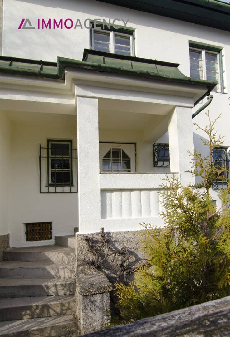 Renovation Required Family Villa Between Roter Berg and Gemeindeberg in Ober St. Veit