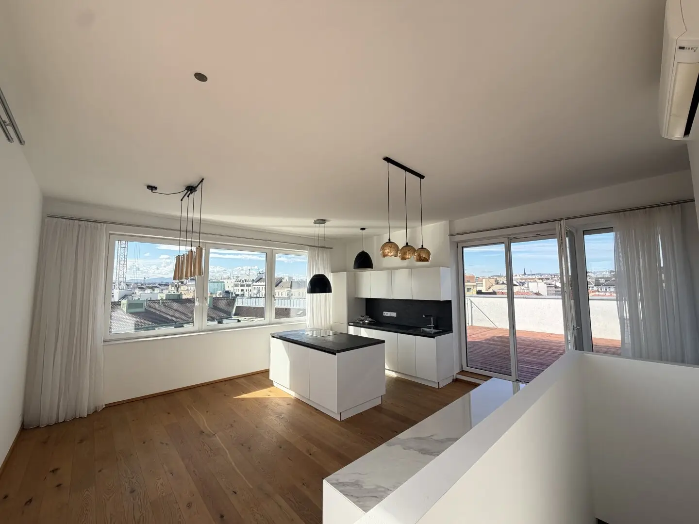 Penthouse-Feeling nahe Naschmarkt: Klimatisierte 4 - Zimmer-Dachgeschoßwohnung mit zwei Terrassen