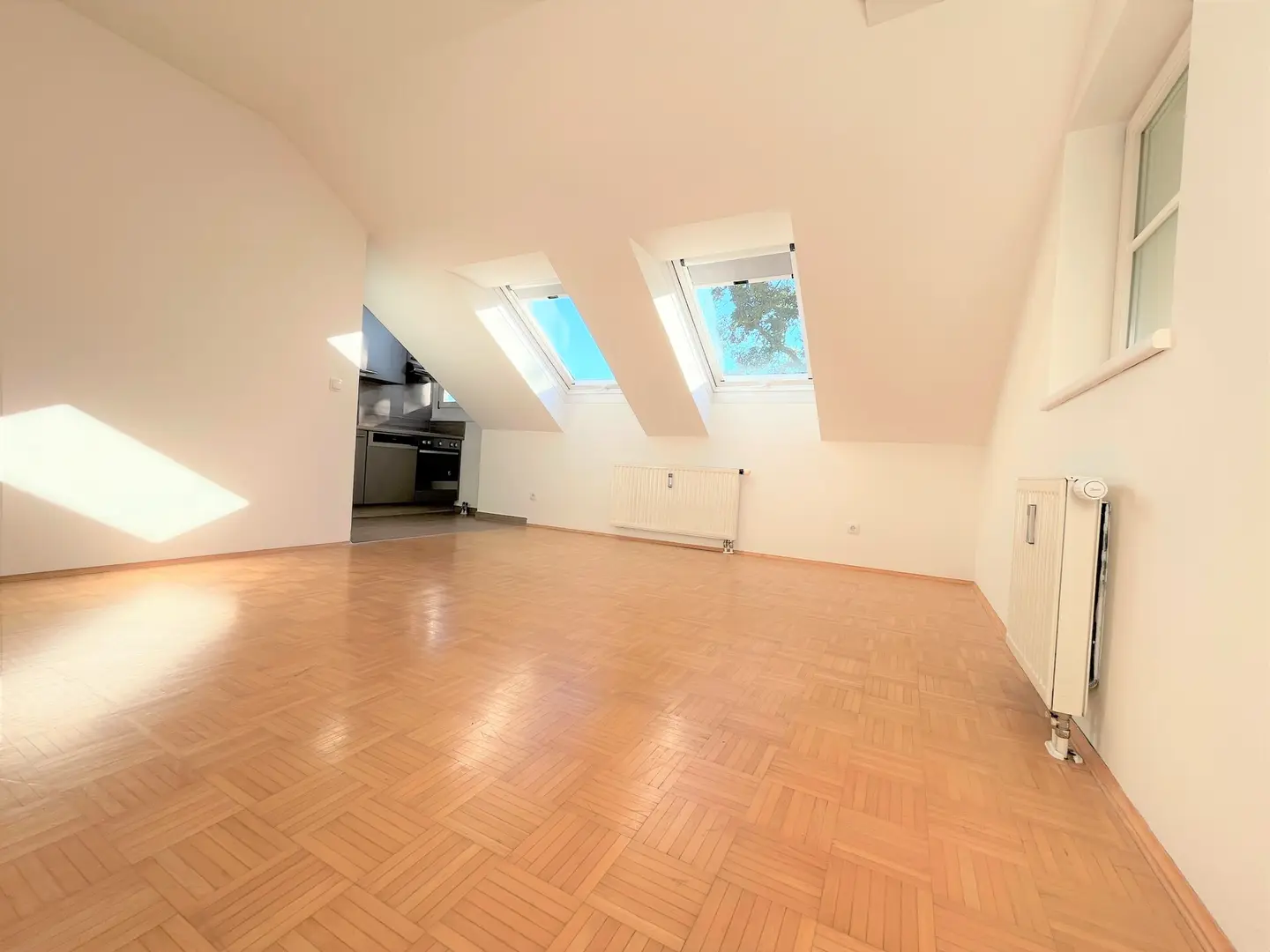 Helle Dachgeschosswohnung nahe Belgierkaserne mit Badfenster