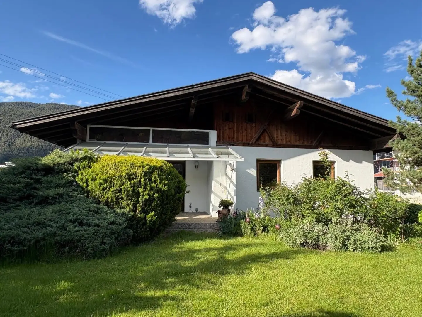 Well-maintained bungalow in Hatting with garden, balcony, terrace & garage – your new home!