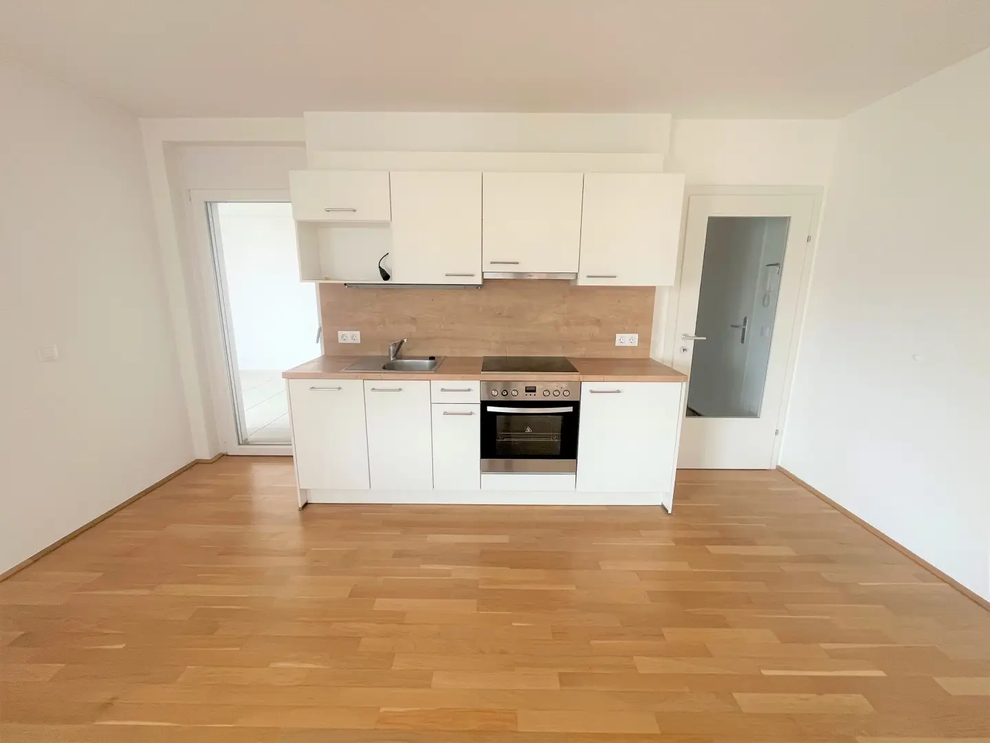 Bright apartment with balcony near main station