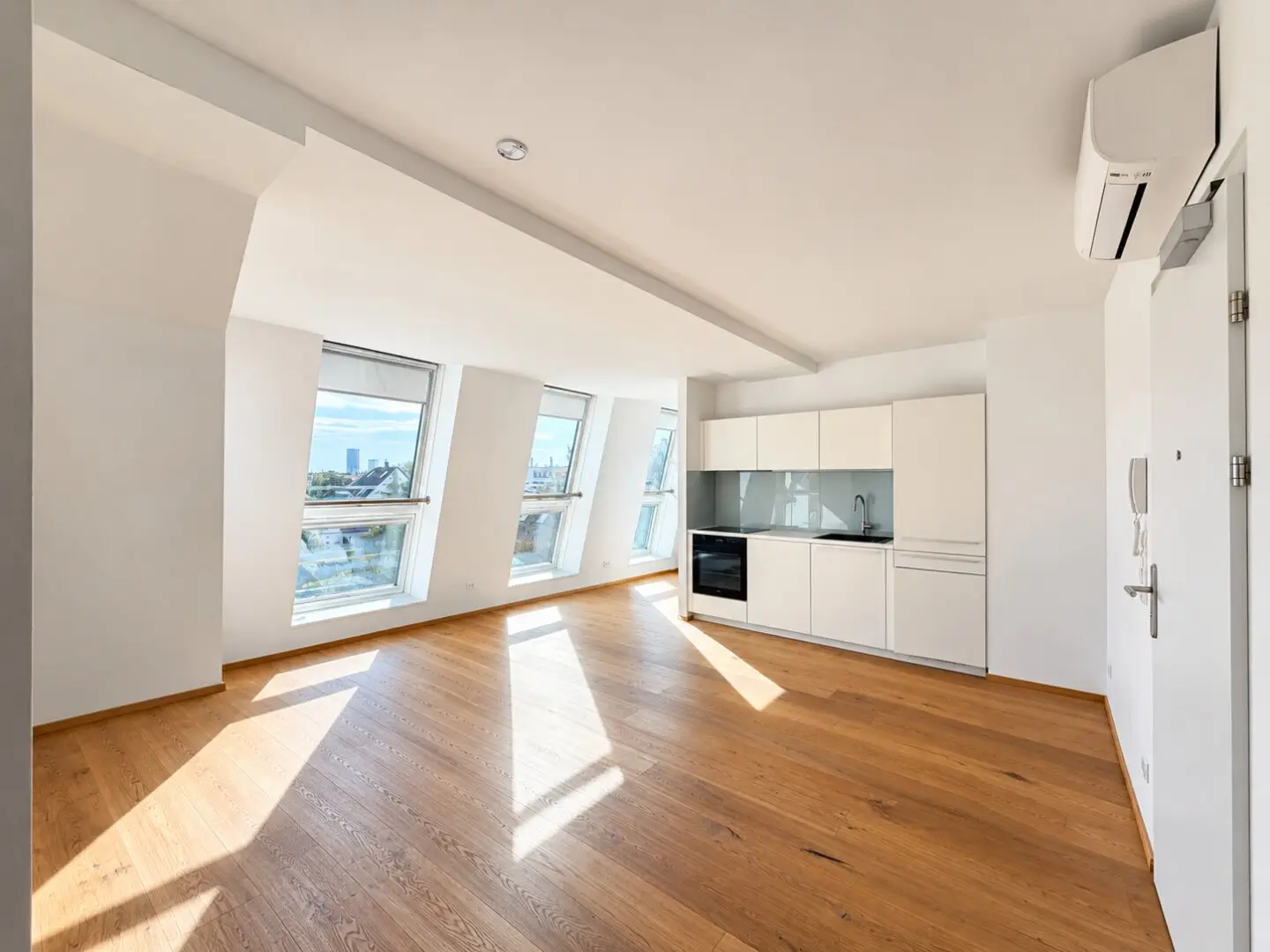 MODERN TOP-FLOOR APARTMENT - BUILT 2017 - 2 rooms - approx. 57.44 m² usable area - South-facing balcony - Quiet courtyard location - Great public transport connections