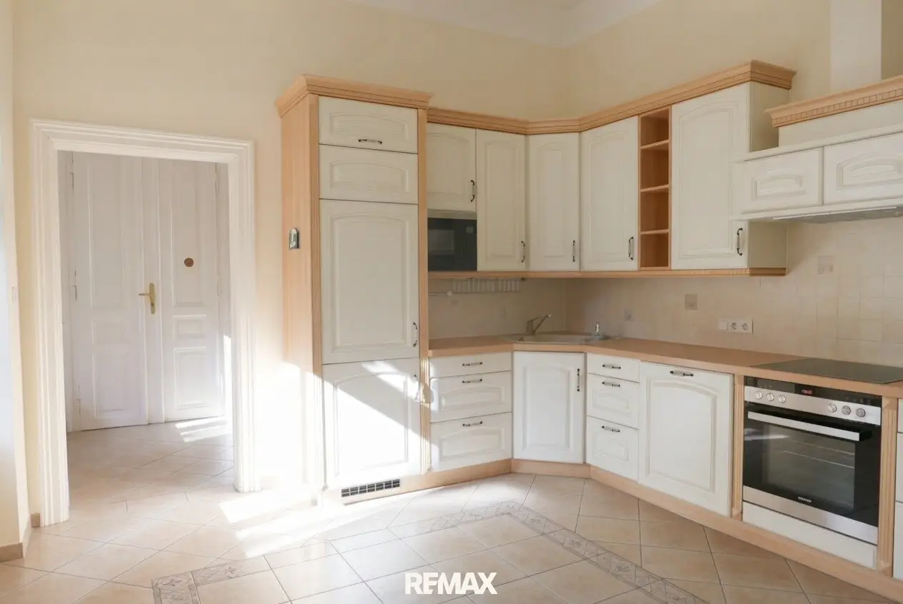 Classic historic apartment, 2.5 rooms, separate kitchen, quiet location