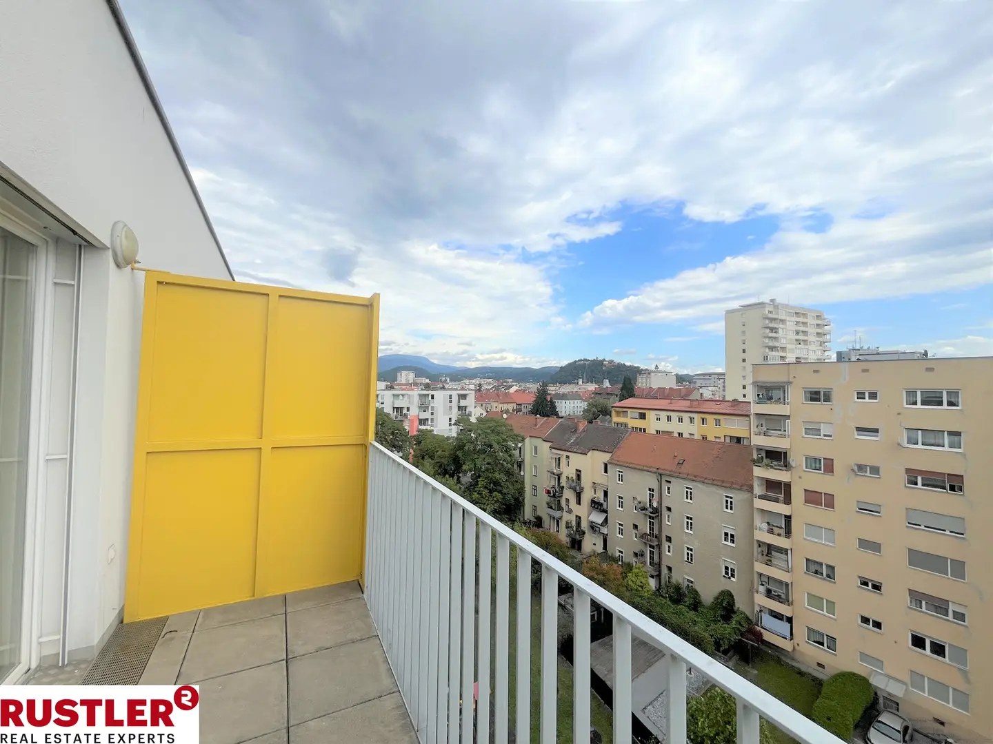 Helle Wohnung mit Balkon und Kücheneinrichtung