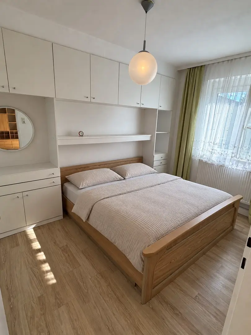 Bright freshly renovated Wohnung near train station with fiber