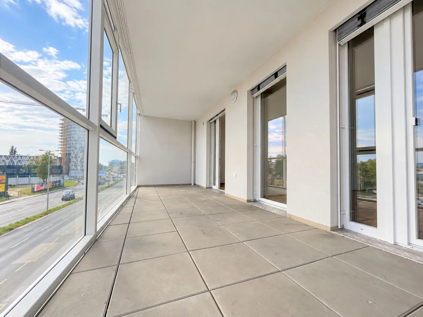 Moderne Wohnung mit Loggia und Einbauküche nahe Citypark