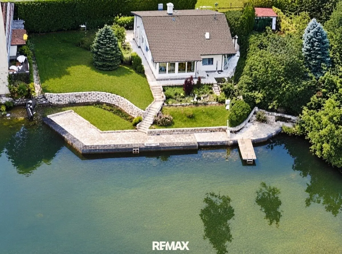 Uferparzelle am Privatsee mit 165 m² Einfamilienhaus in absoluter Ruhelage