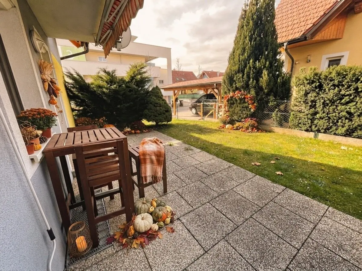 Very nice 2 1/2 room apartment plus eat-in kitchen with beautiful garden and parking
