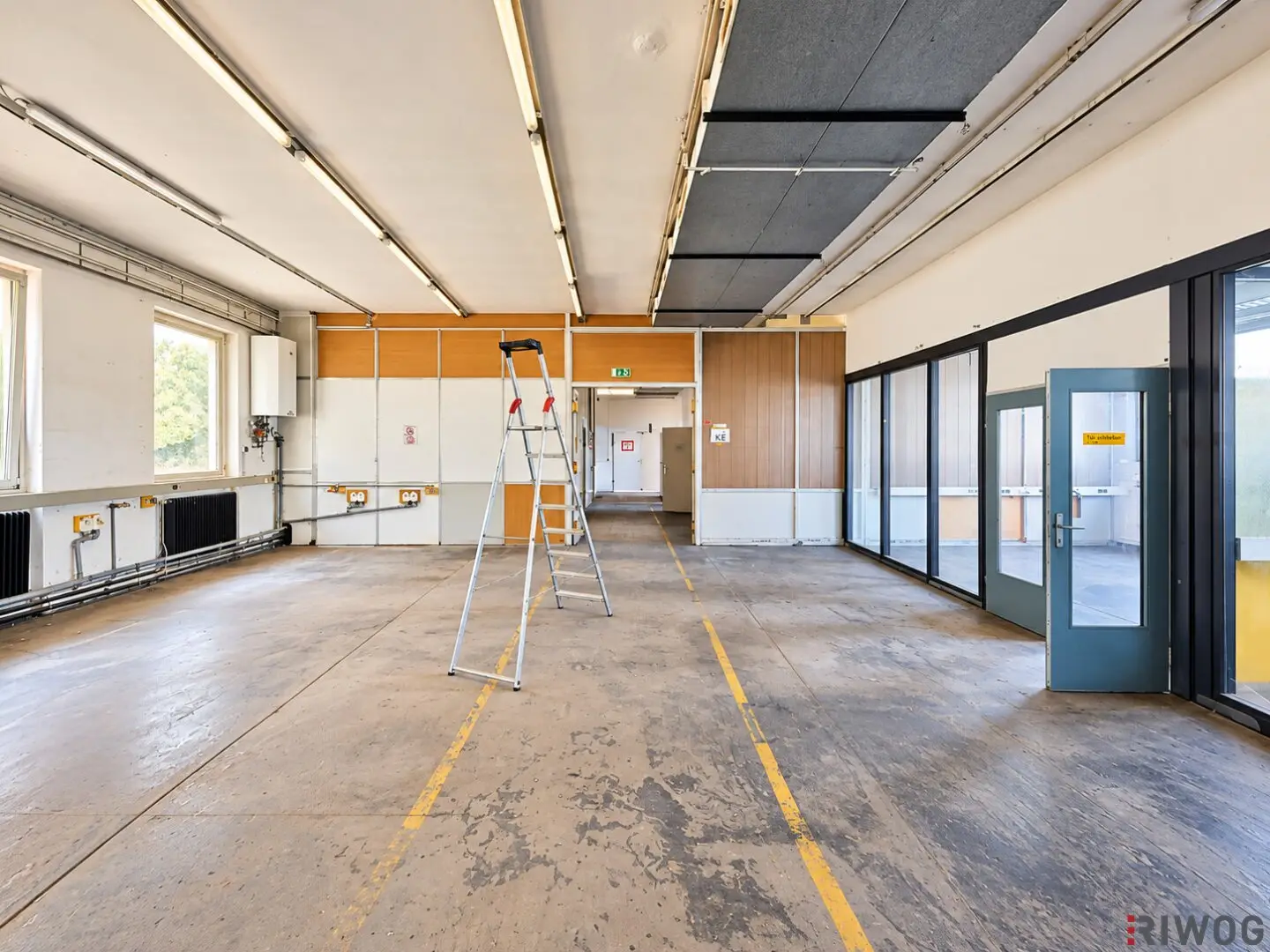 261 m² warehouse with office option | ground-level access | available immediately | near Linzerstraße