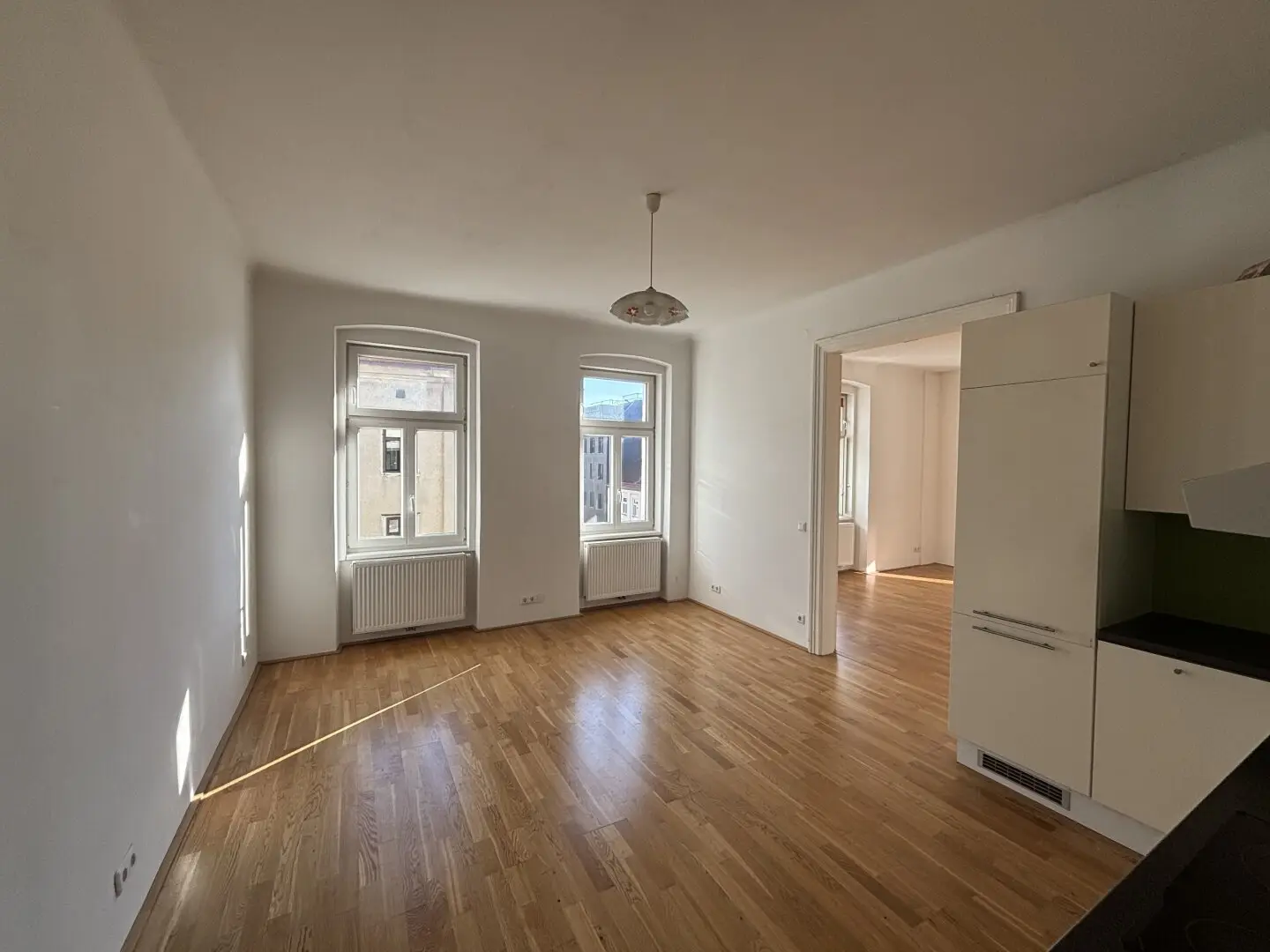 Bright and well maintained corner apartment in a quiet side street near Yppenplatz and Brunnenmarkt