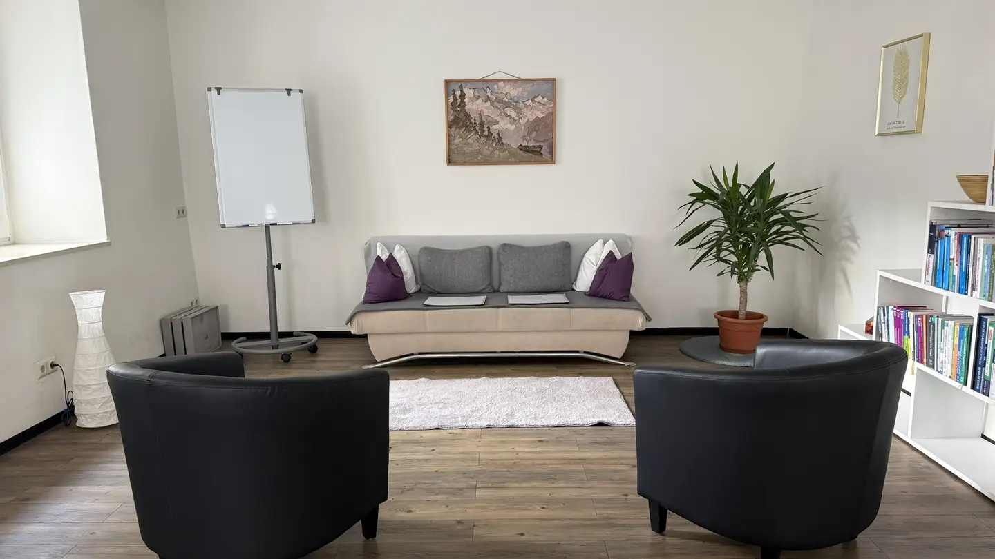 Bright ground floor apartment with large windows and flexible use