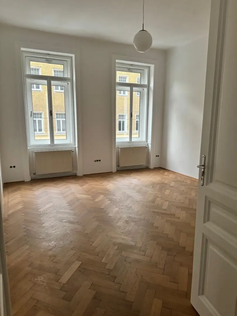 3.7% net yield | Value-stable investment near Schönbrunn Palace: Permanently rented period apartment with bay window 3.7% net yield