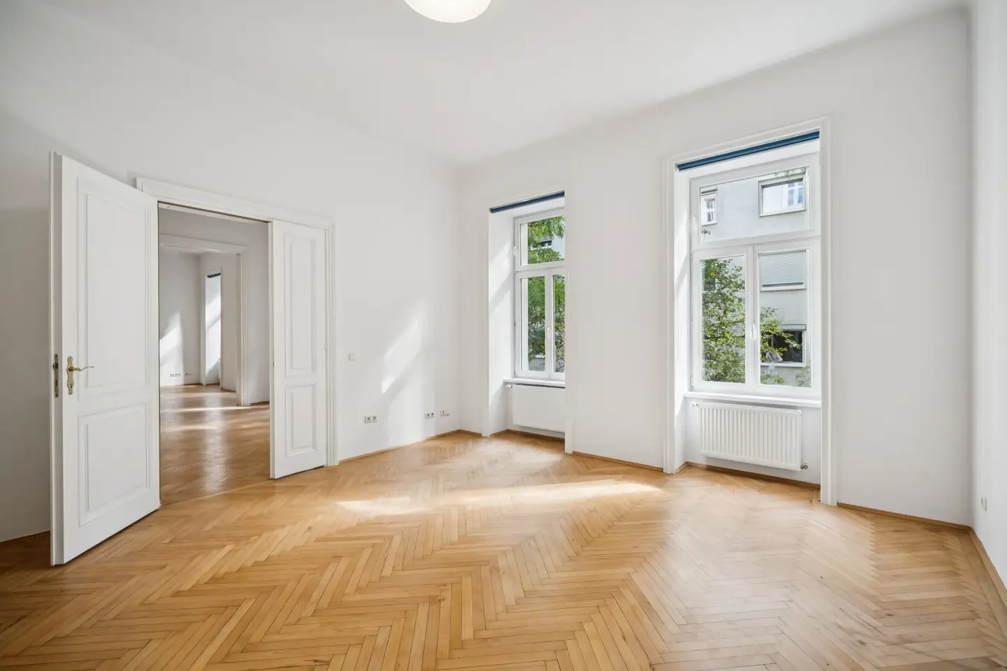 Elegant period apartment in a representative building in the heart of the 4th district