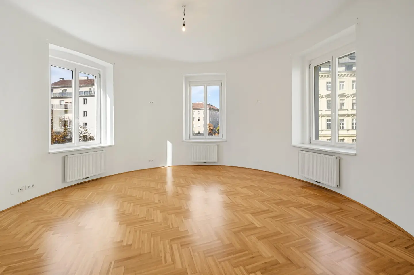 ALTBAU MIT CHARAKTER. RAUM FÜR MEHR. - außergewöhnliches Rondo, Fischgrätparkett und drei Schlafzimmer