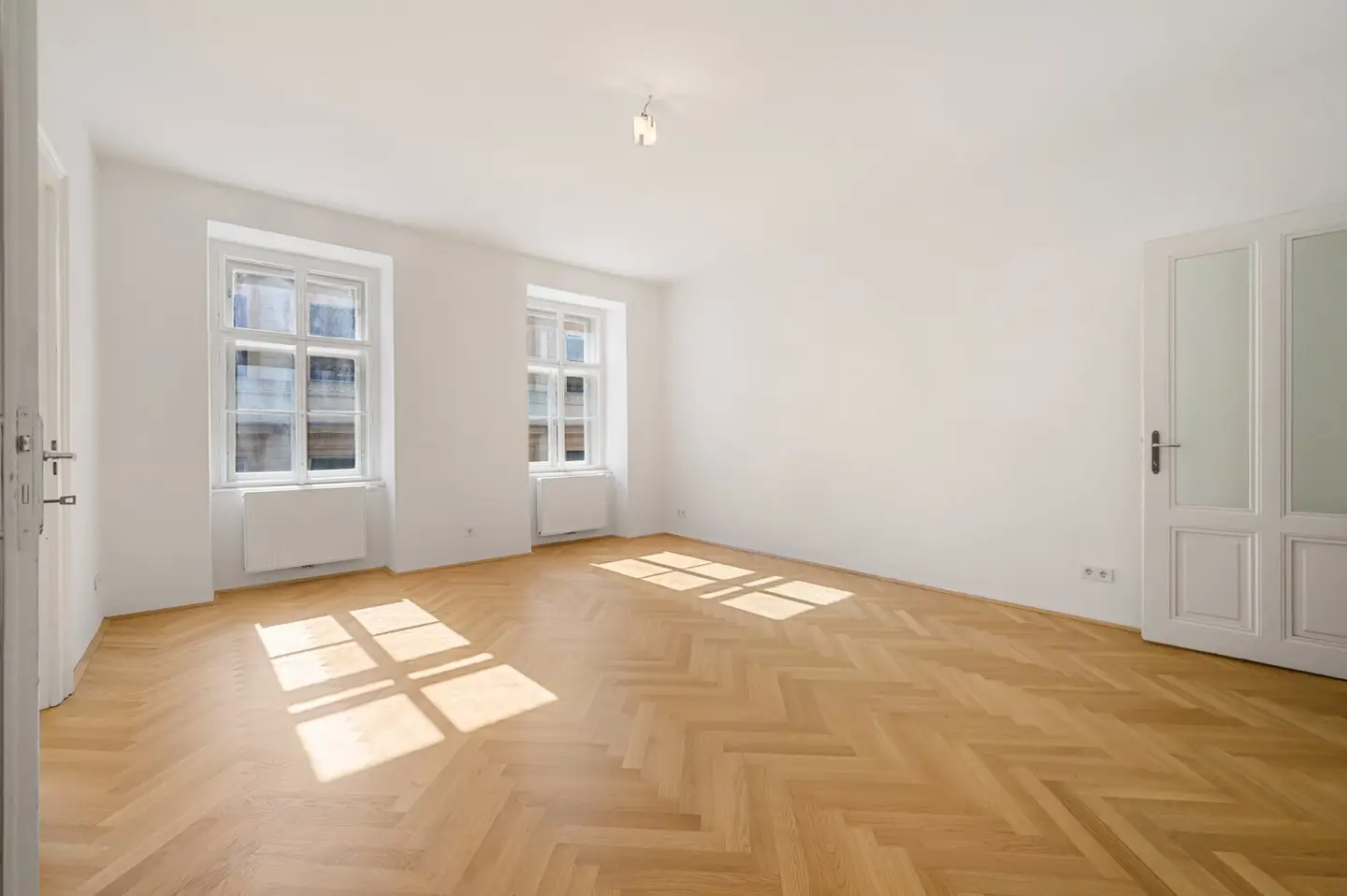 ALTBAUWOHNUNG NAHE INNENSTADT. - 93,76 m² Wiener Wohnkultur mit vier Zimmern, Fischgrätparkett und zwei Badezimmern zwischen City und Prater.