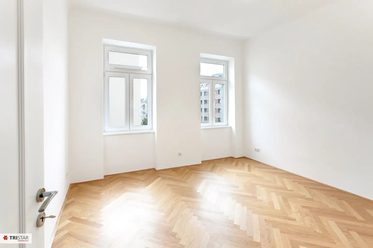 TOP FIRST OCCUPANCY AFTER HIGH-QUALITY RENOVATION ++ BRIGHT HIGH ROOMS ++ In the 18th district your new condominium awaits - Old building style with modern standards
