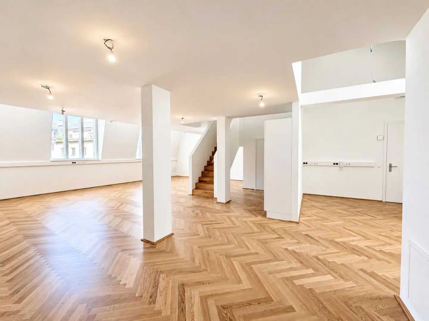 Großzügiges Dachgeschossbüro mit Galerie und exklusivem Loftcharakter im Herzen der Wiener Innenstadt