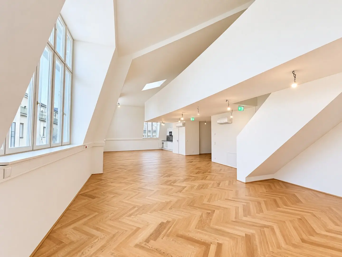 Exklusives Dachgeschossbüro mit Galerie und Loftcharakter im Herzen der Wiener Innenstadt