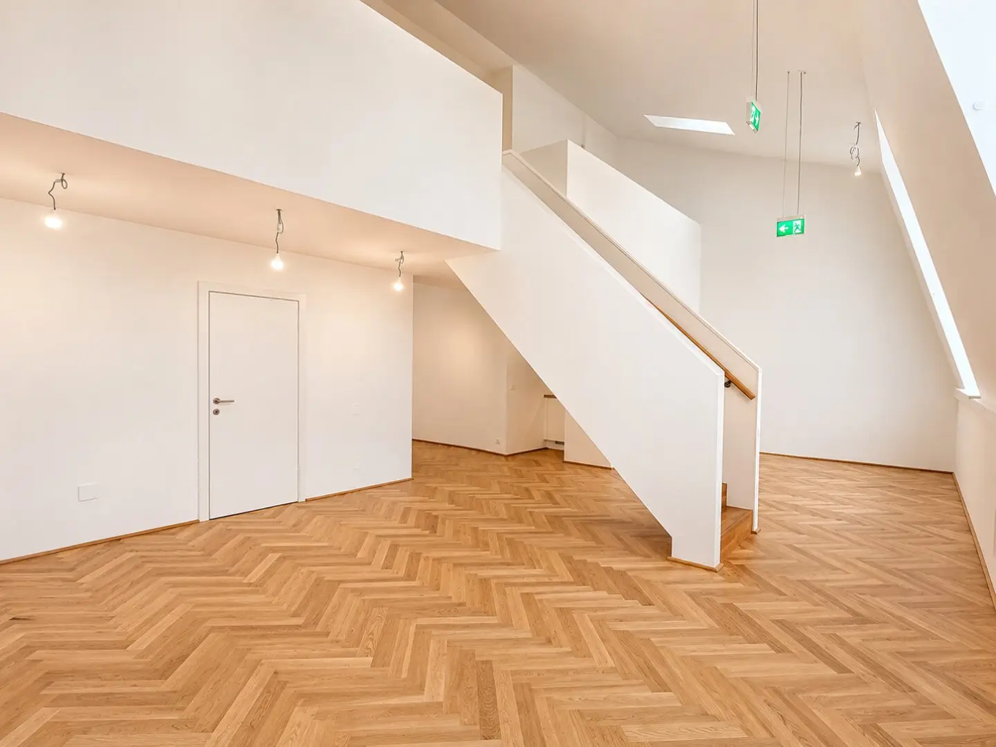 Modernes Dachgeschossbüro mit Galerie und Loftcharakter im Herzen der Wiener Innenstadt