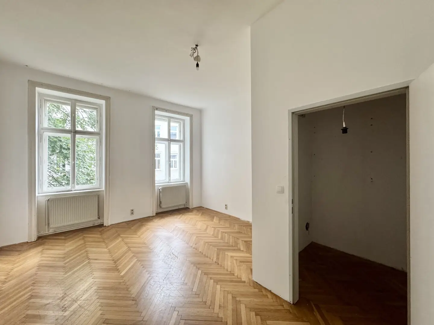 Schlafzimmer mit Schrankraum