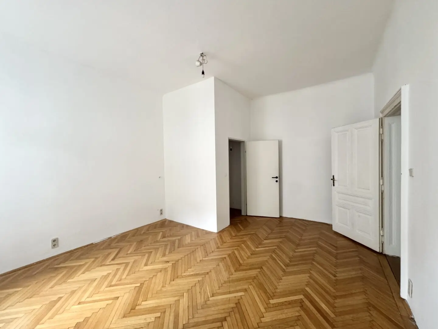 Schlafzimmer mit Schrankraum