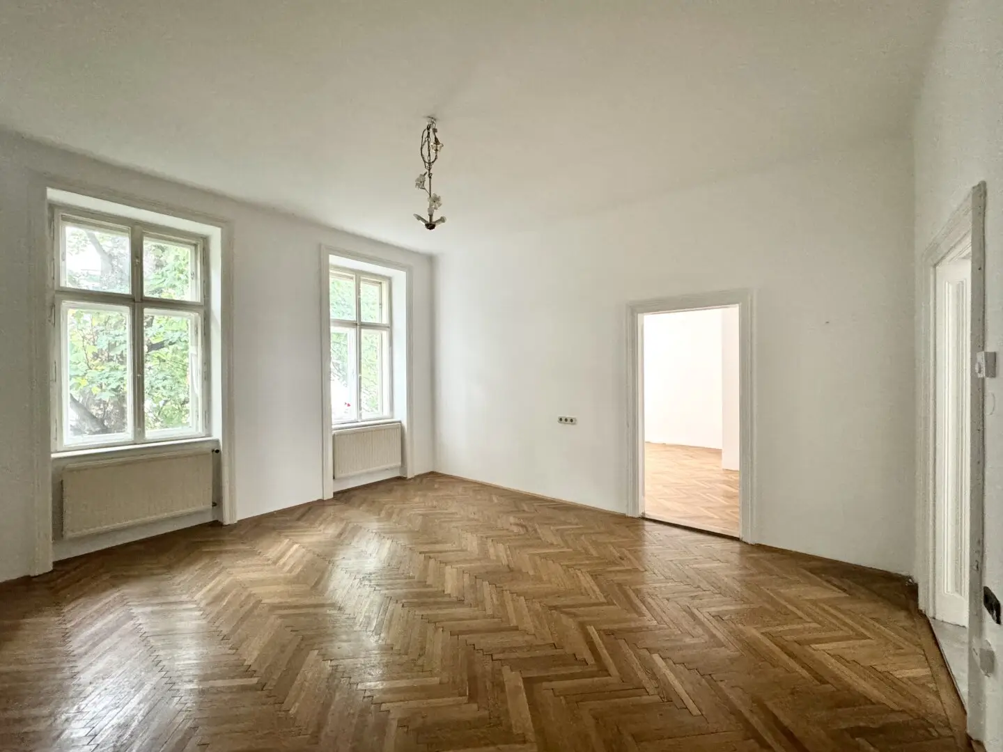 Directly by SCHUBERTPARK! Courtyard-facing 2-room old building on 2nd floor with elevator in attractive residential location