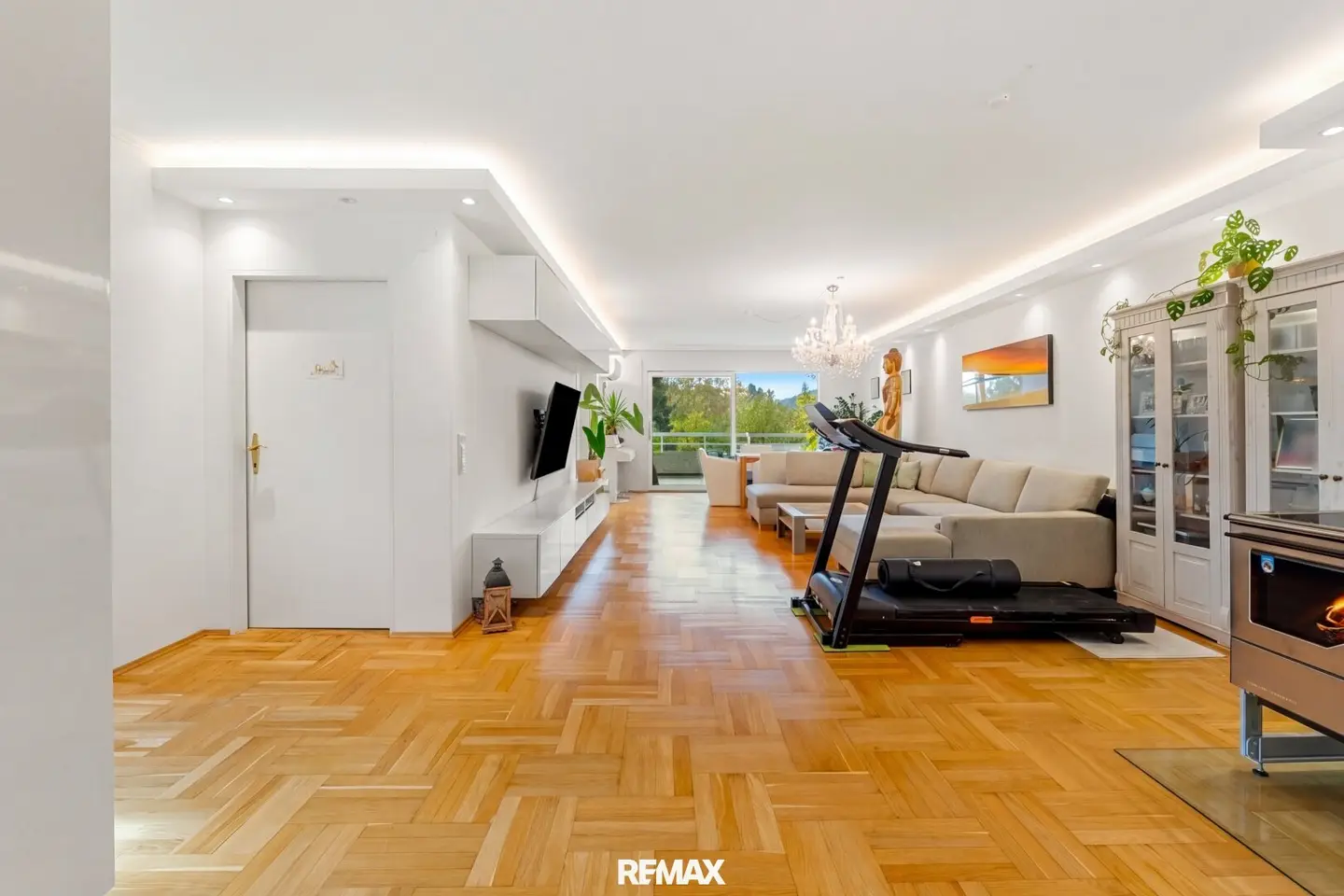 Large modernized apartment in central location